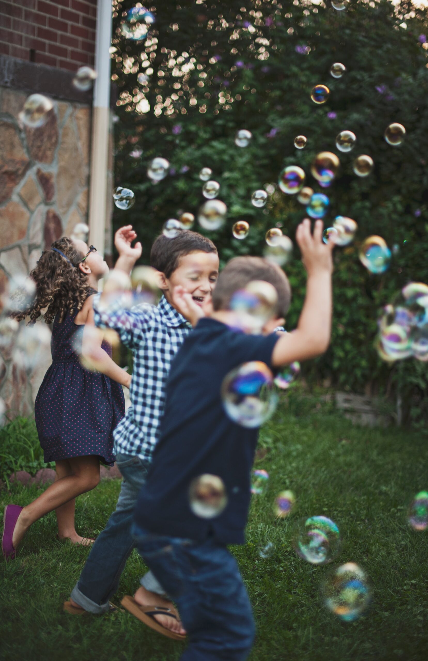 kids_playing_with_bubbles